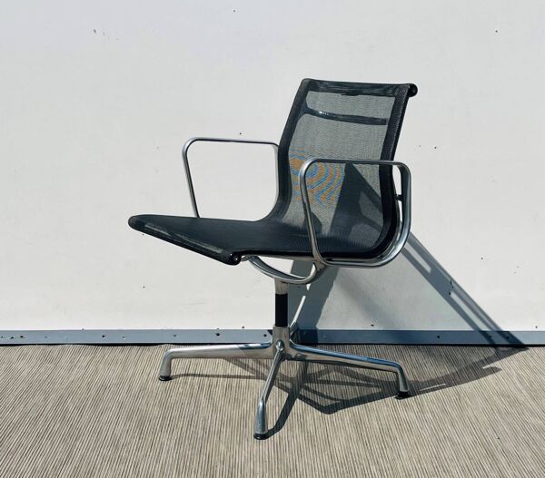 Paire de chaises Ch. Eames Alu Group résille Vitra Vintage