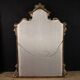 Grand miroir laqué et doré de style Louis XV du 20e siècle.
