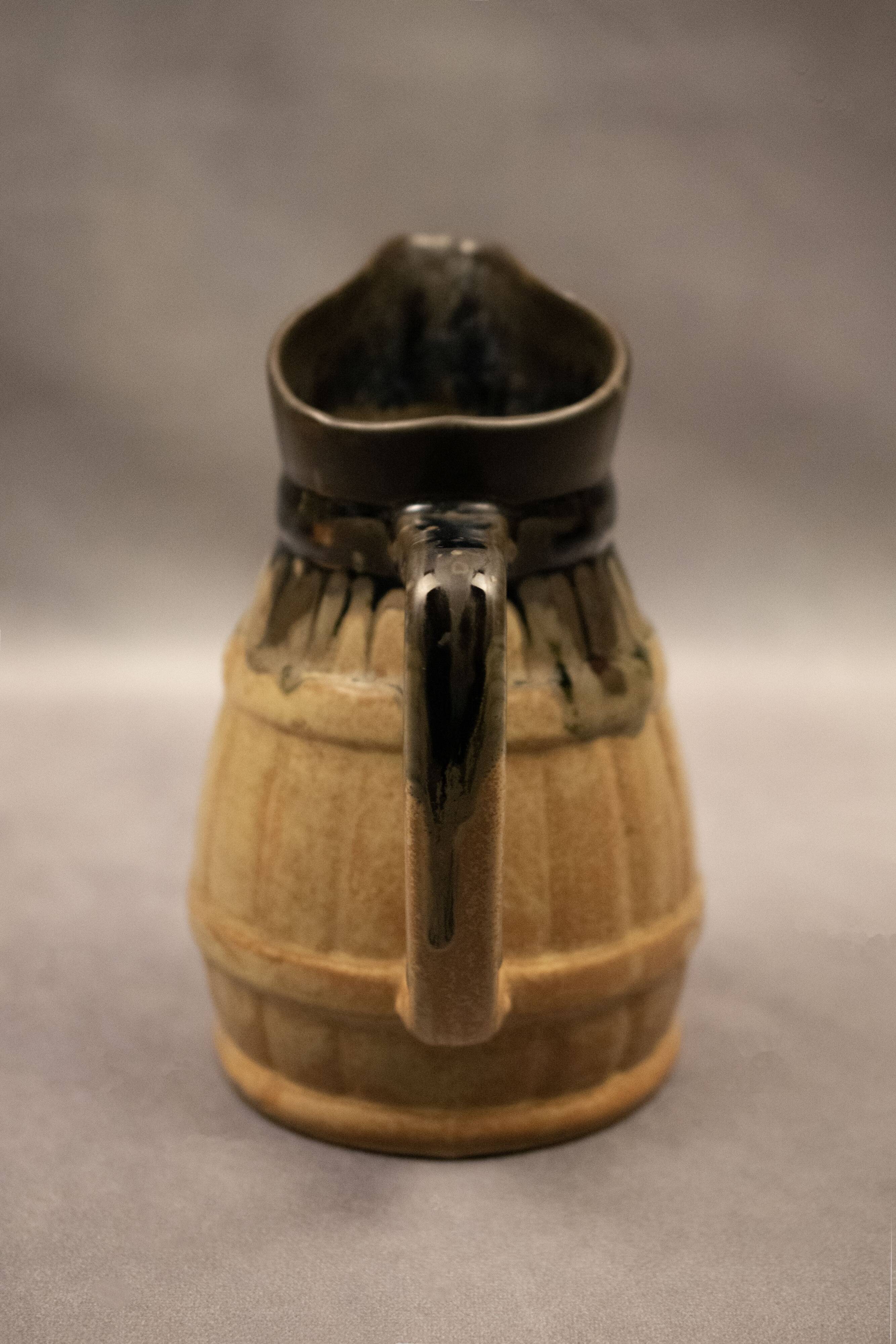 Pichet tonneau en grès émaillé beige