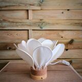 Lampe à poser fleur composée de pétales en rotin et flanelle ivoire