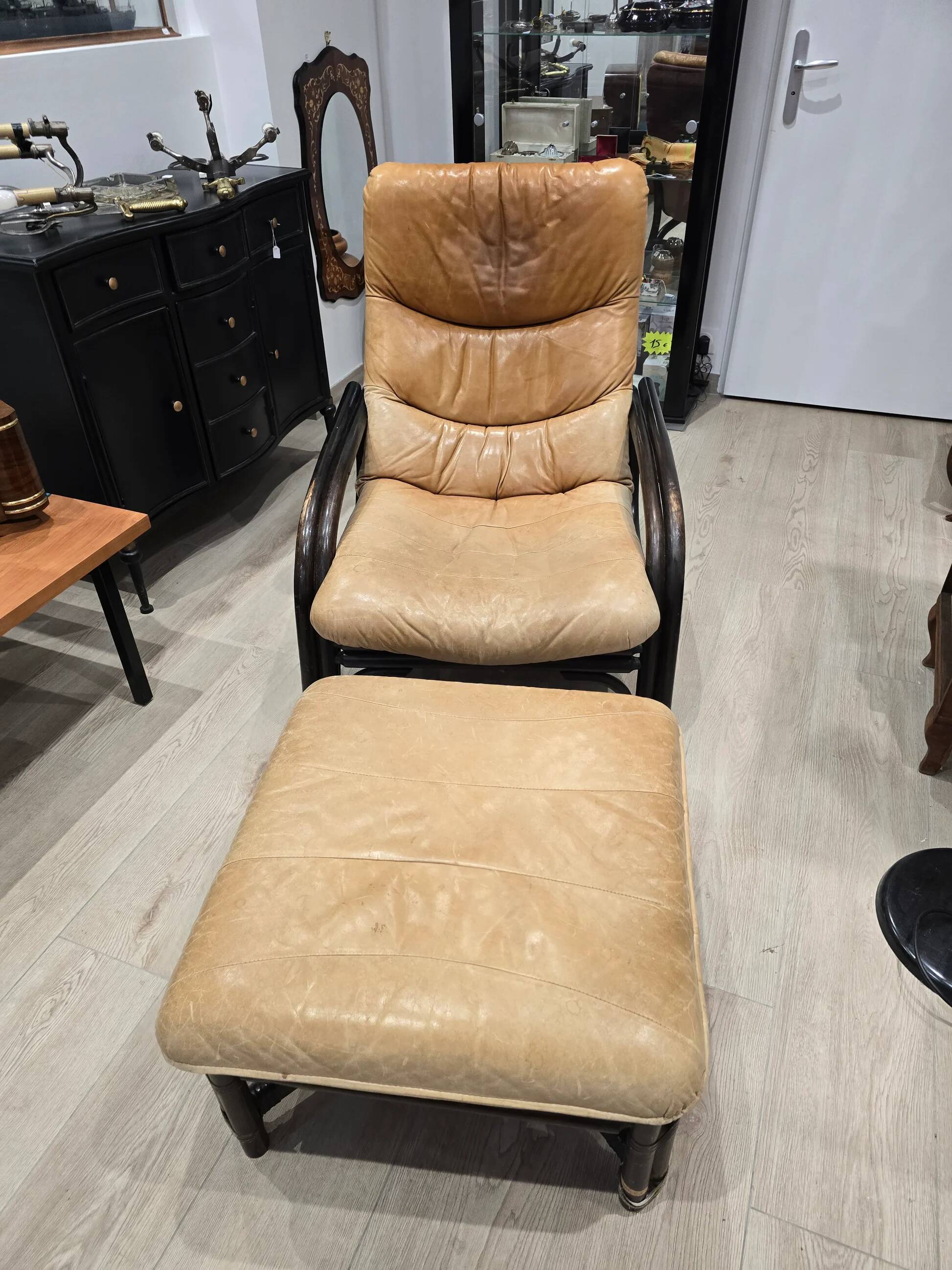 Vintage camel leather lounge chair with ottoman – wooden frame – 1970s