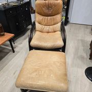 Vintage camel leather lounge chair with ottoman – wooden frame – 1970s