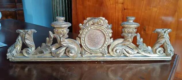 Ancient altar candlestick with cartagloria in gilded wood from the 18th century