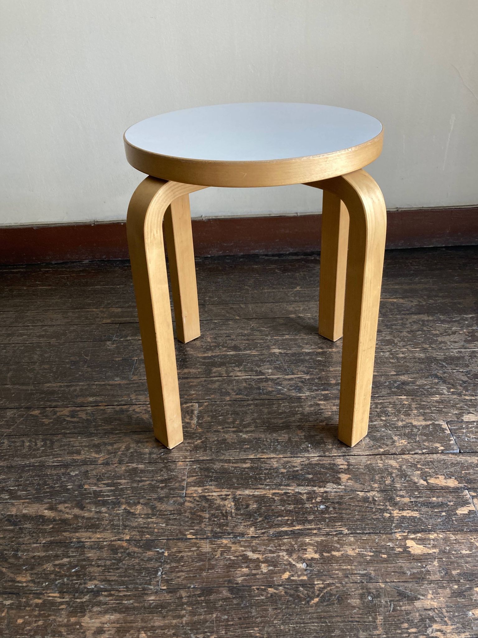 Tabouret Alvar Aalto e60 édition Artek mélamine blanche
