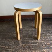 Tabouret Alvar Aalto e60 édition Artek mélamine blanche