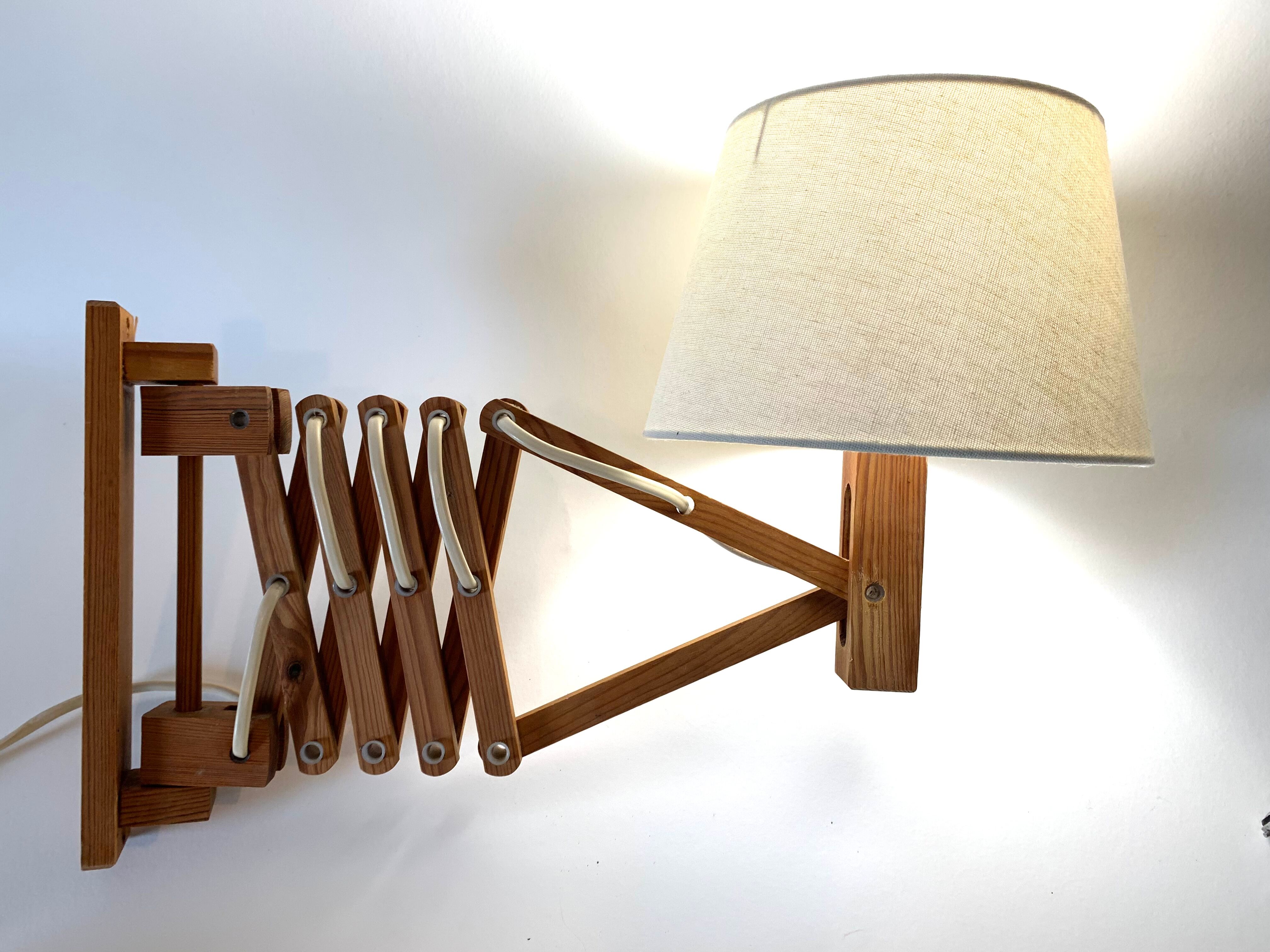 Extendable wooden wall lamp