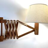 Extendable wooden wall lamp