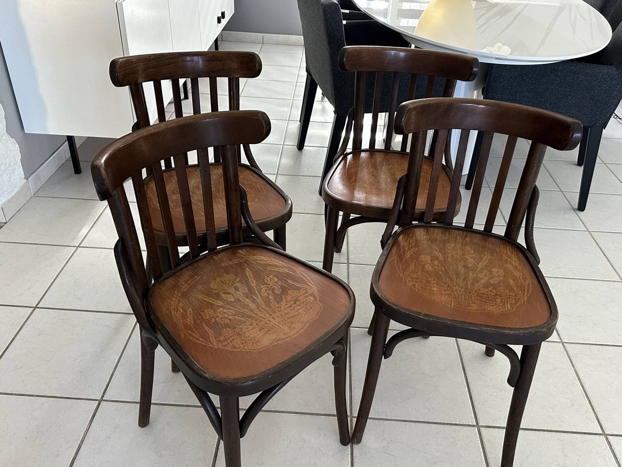 Suite de 4 chaises de bistrot vintage années 1960