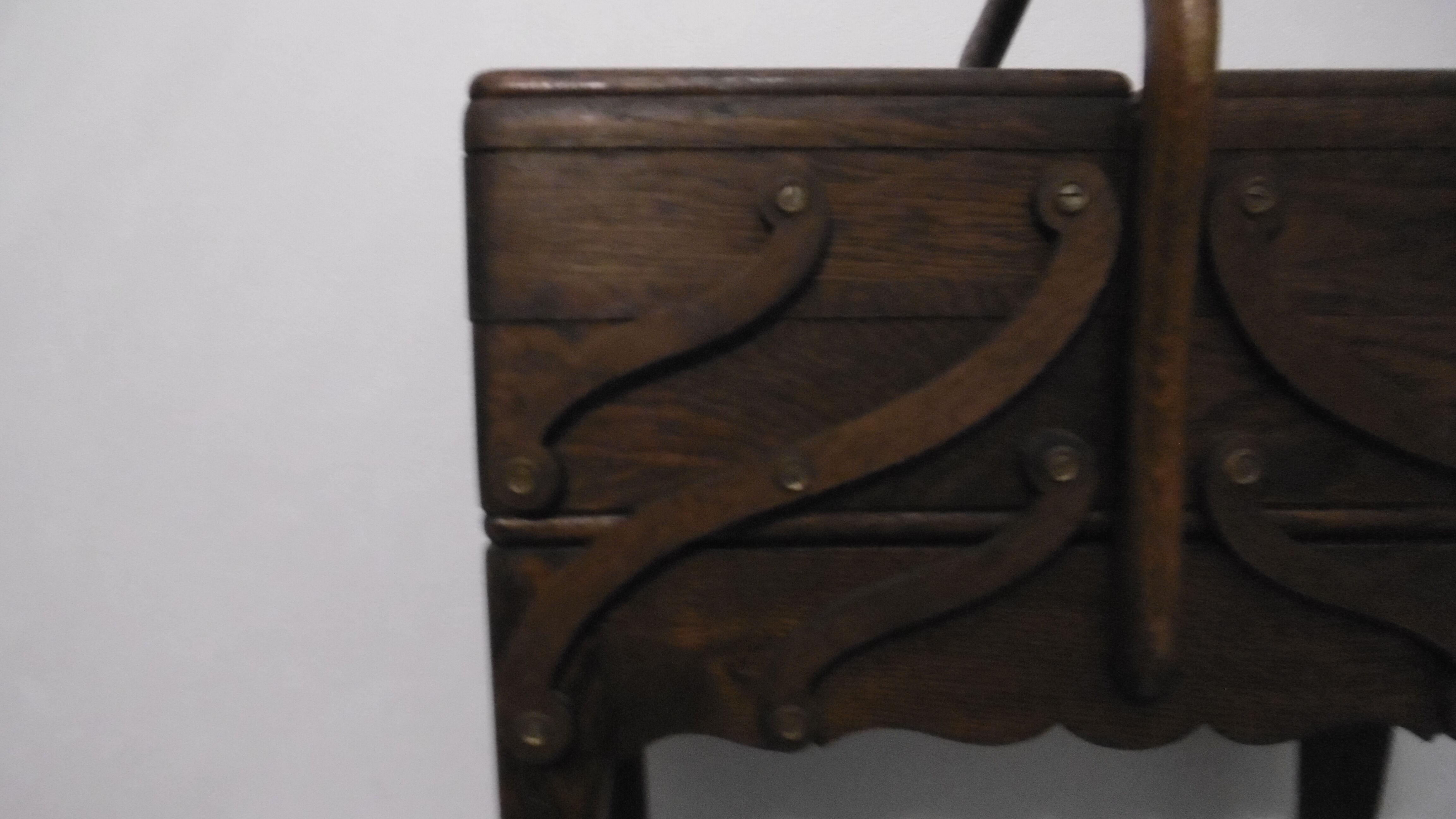 Travailleuse à couture en bois