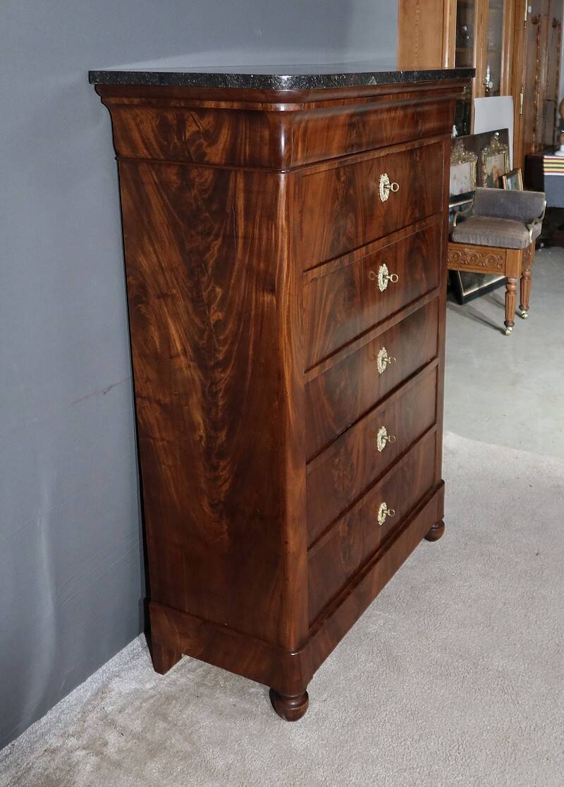 Mahogany burl chest of drawers, Restoration period – Early 19th century