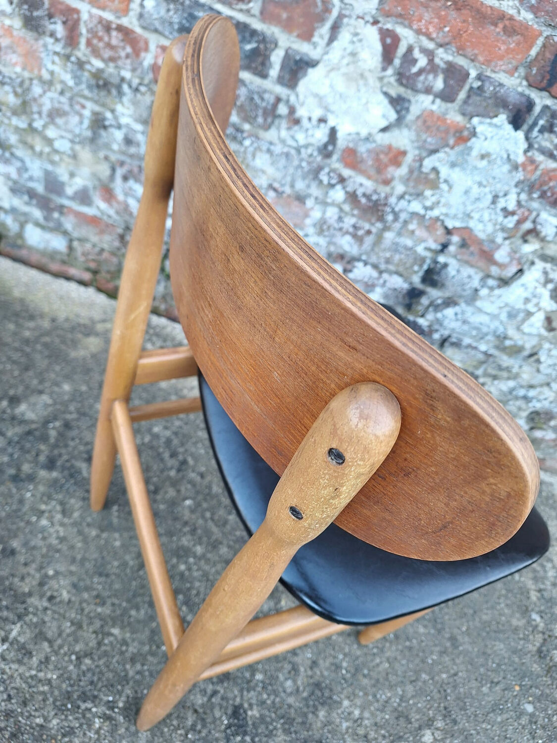 4 chaises en teck et skaï noir, Italie 1960