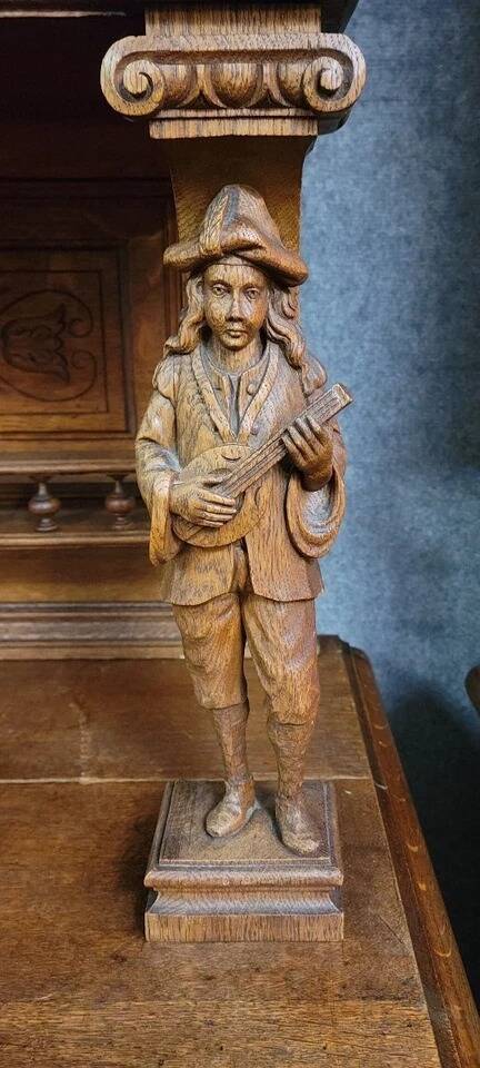 Paire de buffets deux-corps de style Renaissance richement sculp