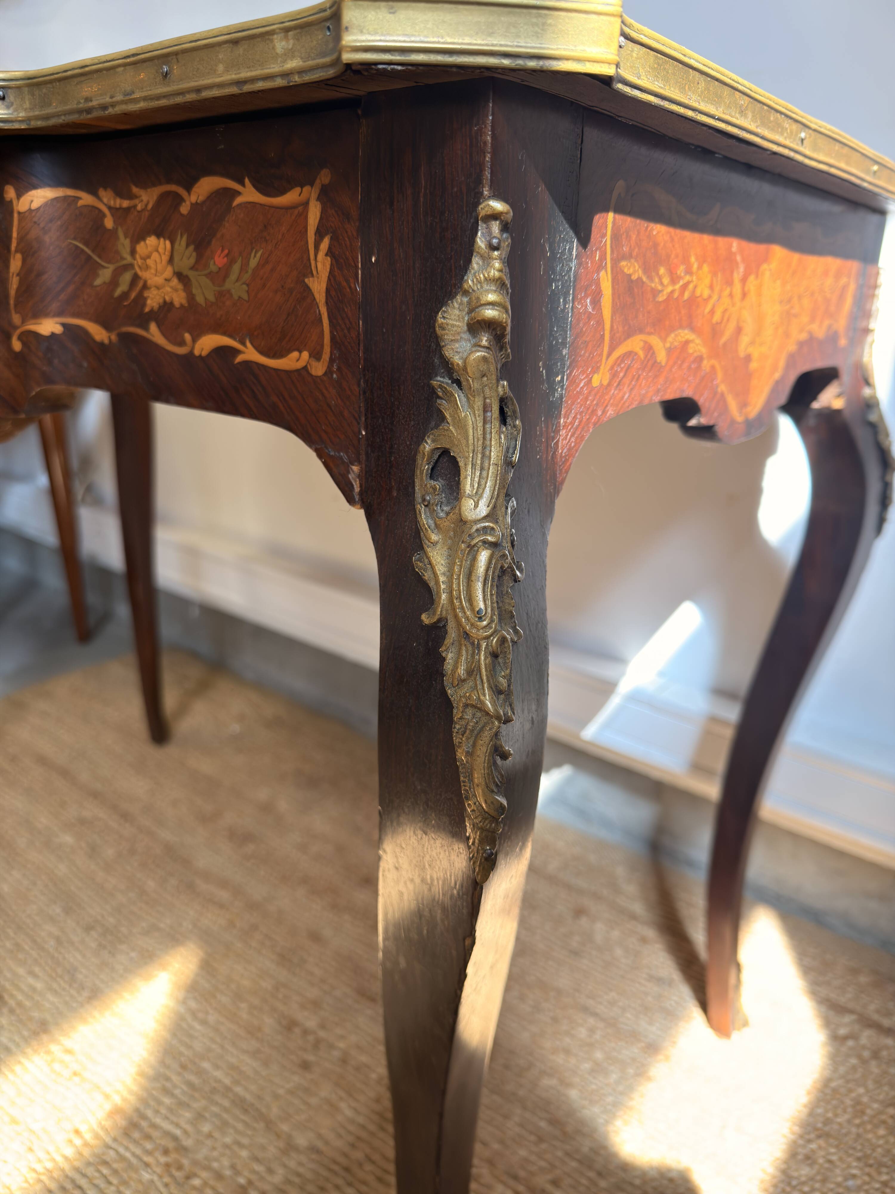 Louis XV style desk inlaid with floral decoration – One drawer