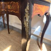 Louis XV style desk inlaid with floral decoration – One drawer
