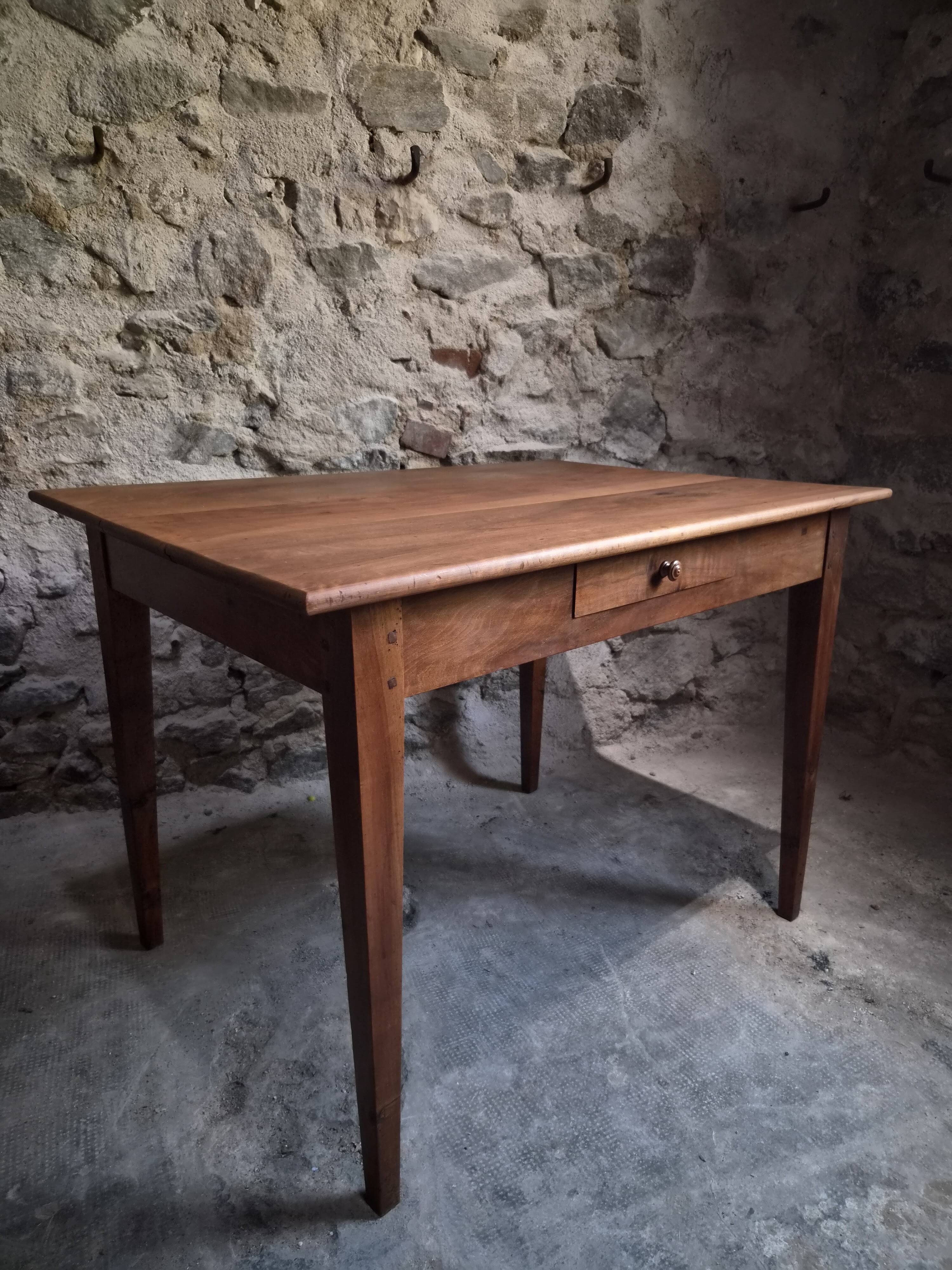 Table française ancienne en noyer avec tiroir, vers 1900–1920