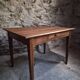 Table française ancienne en noyer avec tiroir, vers 1900–1920