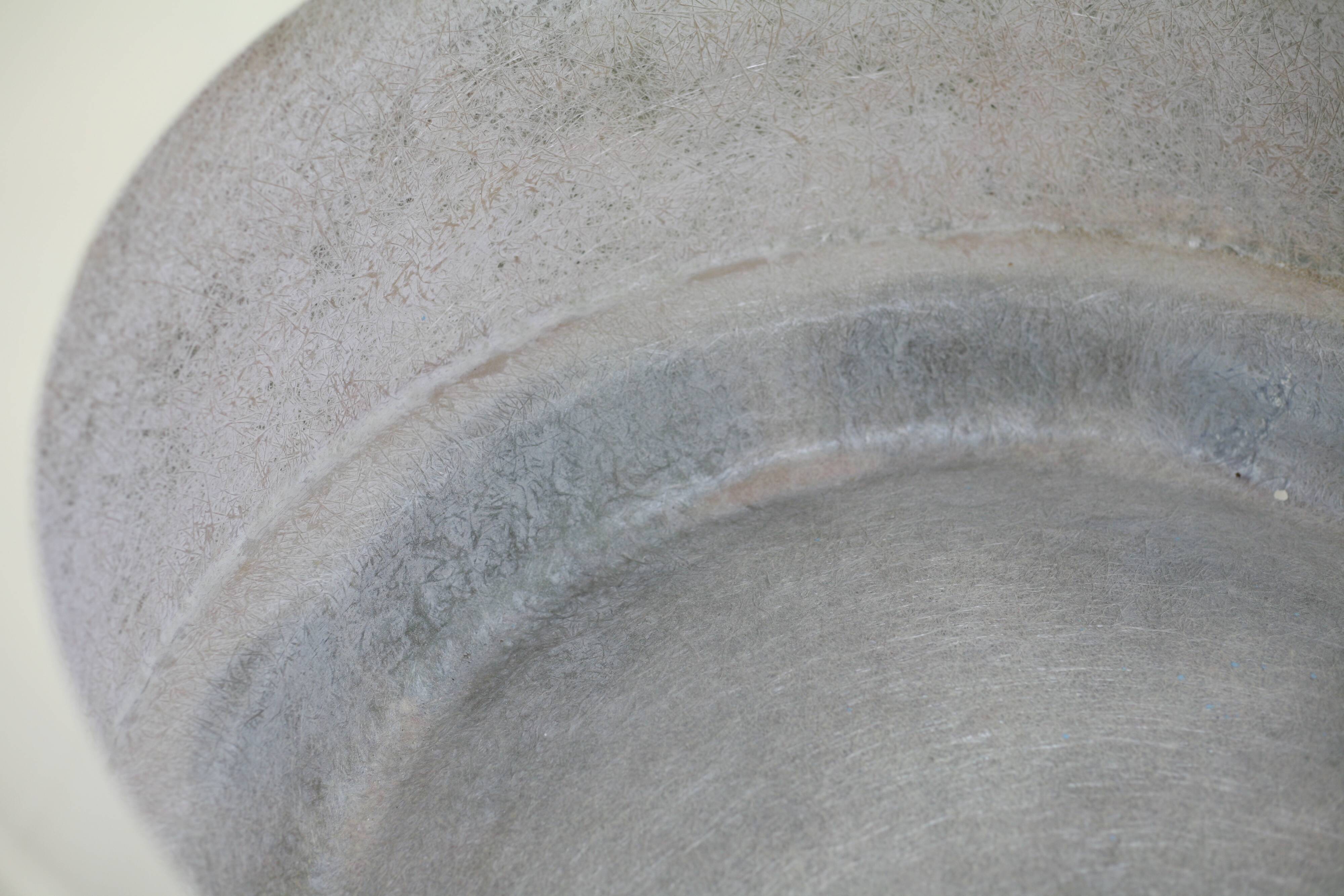 Important cylindrical planter in cream lacquered fiberglass, circa 1970