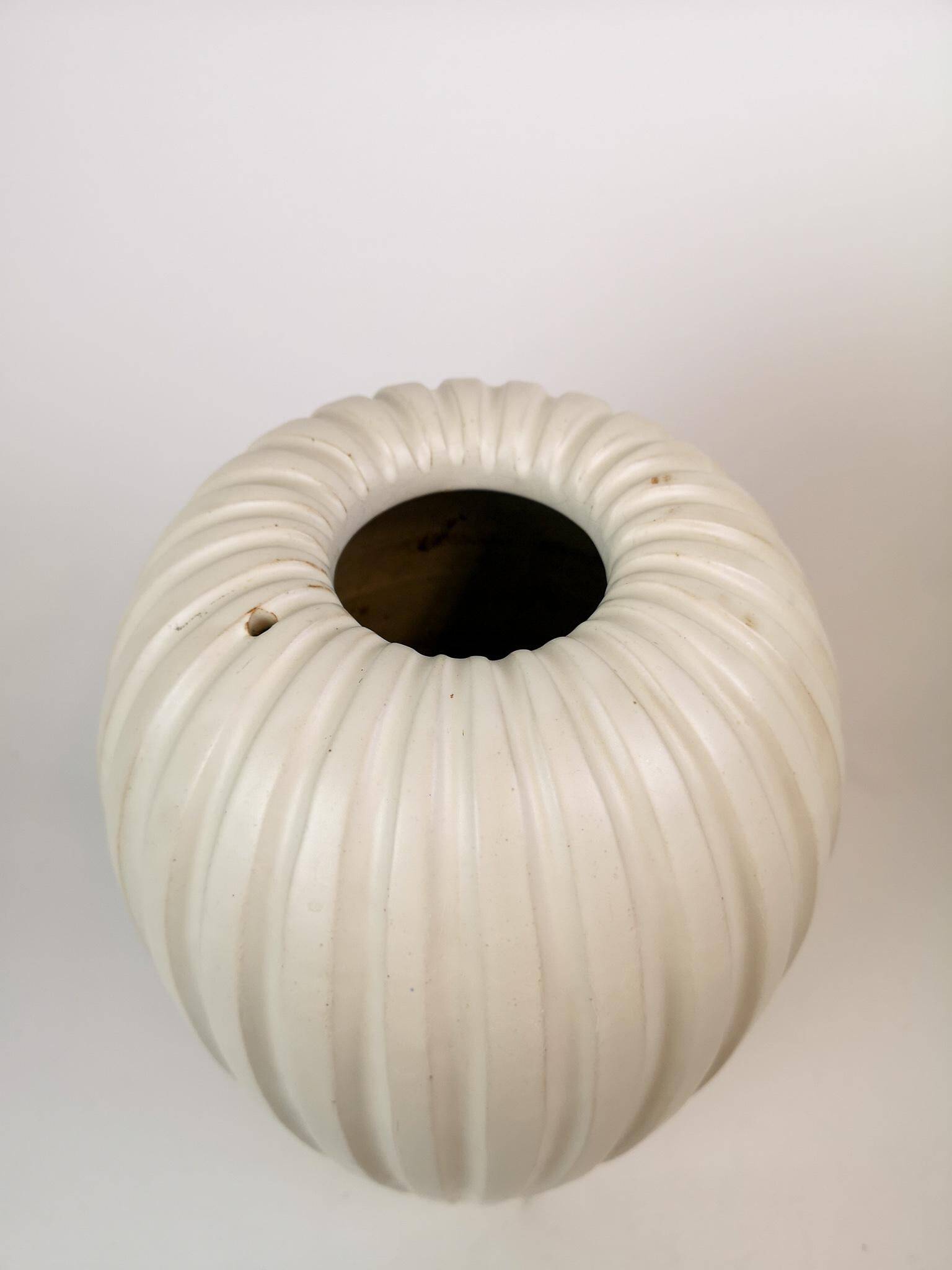 Mid-century pedestal vase by Vicke Lindstrand, 1940s, Sweden.