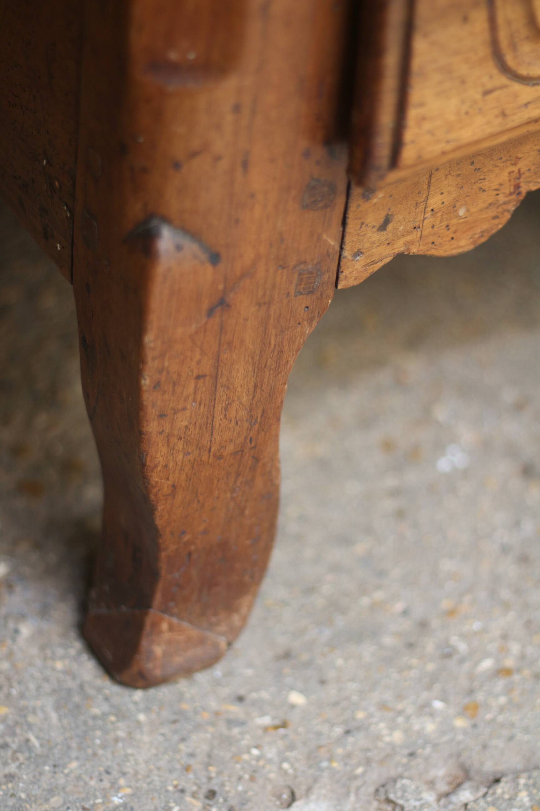 Magnificent 18th-century chest of drawers in solid walnut.