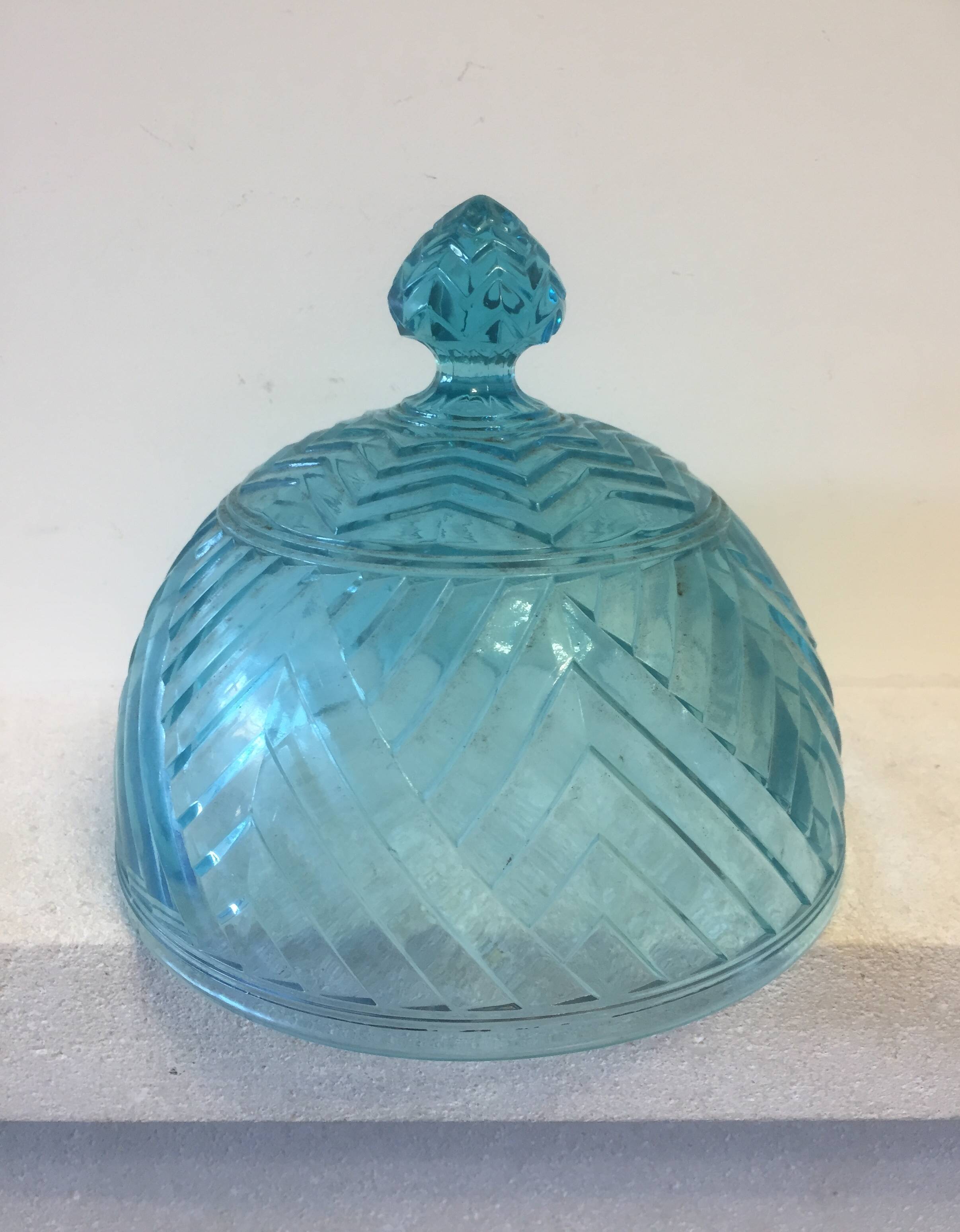 Cloche à fromage à dessert - verre moulé bleu - art déco . vintage
