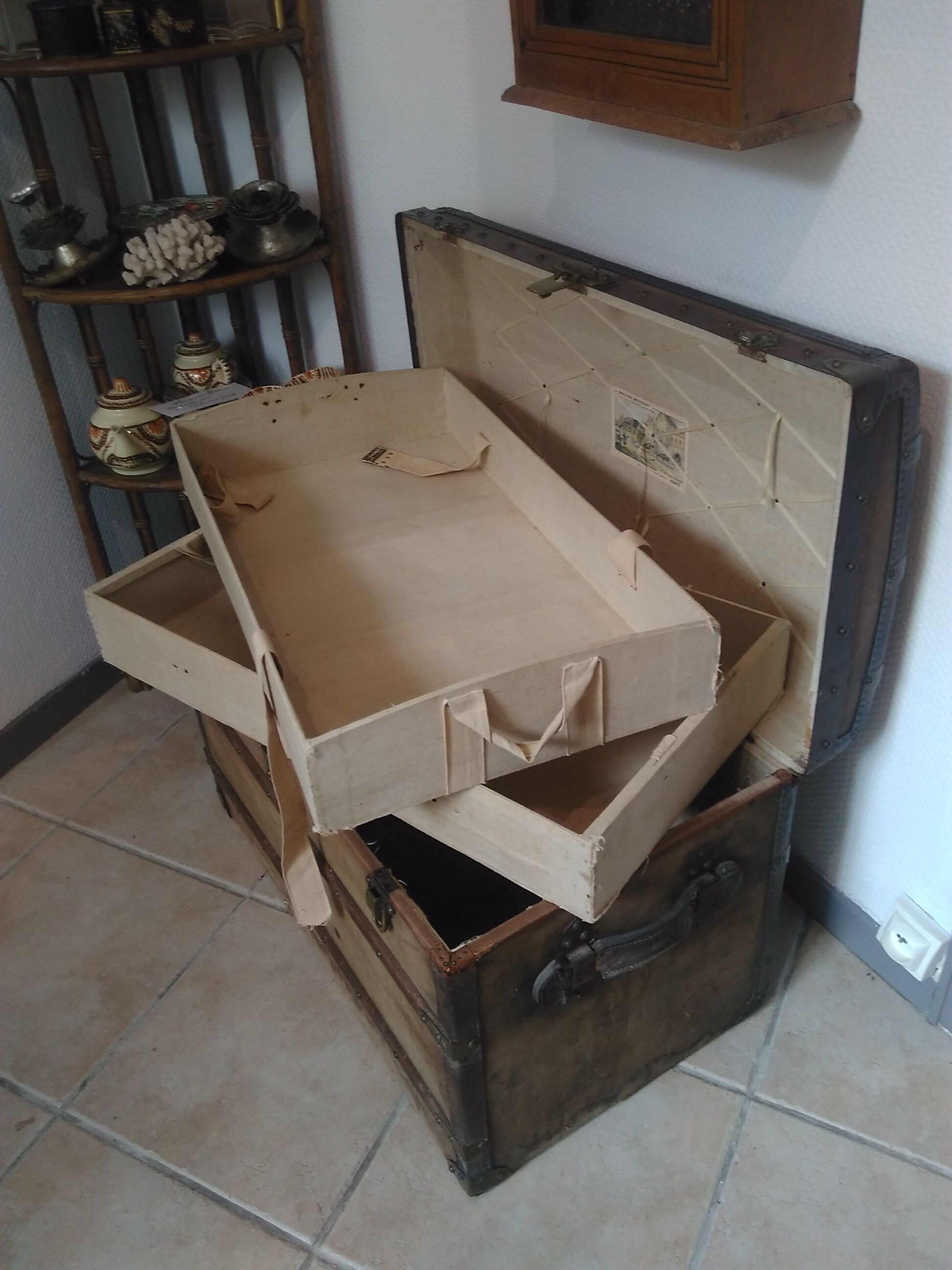 Curved trunk Moynat old compartments