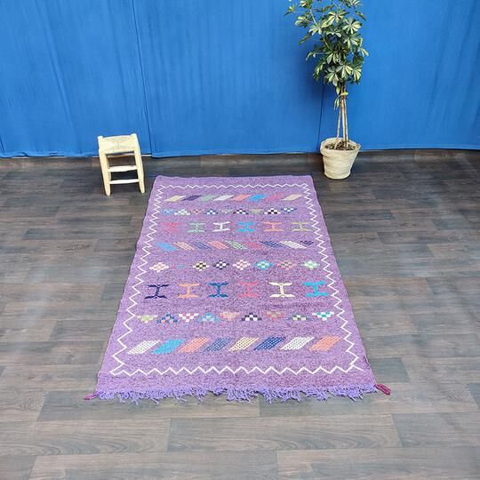 Tapis ethnique violet marocain