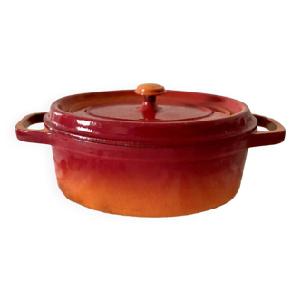 Cocotte ovale rouge orangé en fonte Staub Vintage