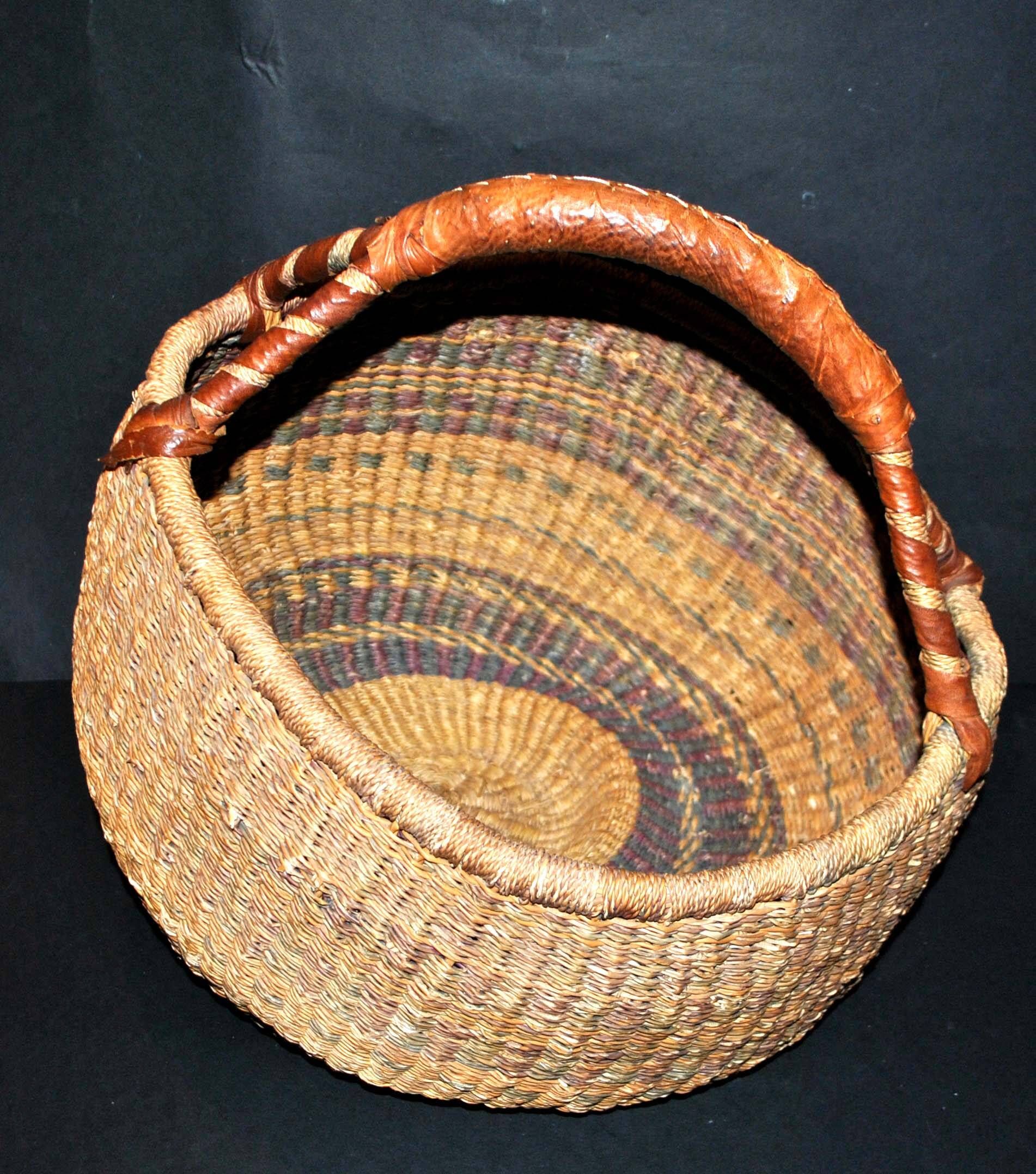 Vintage round basket in woven straw and leather - ethnic decorative ball basket