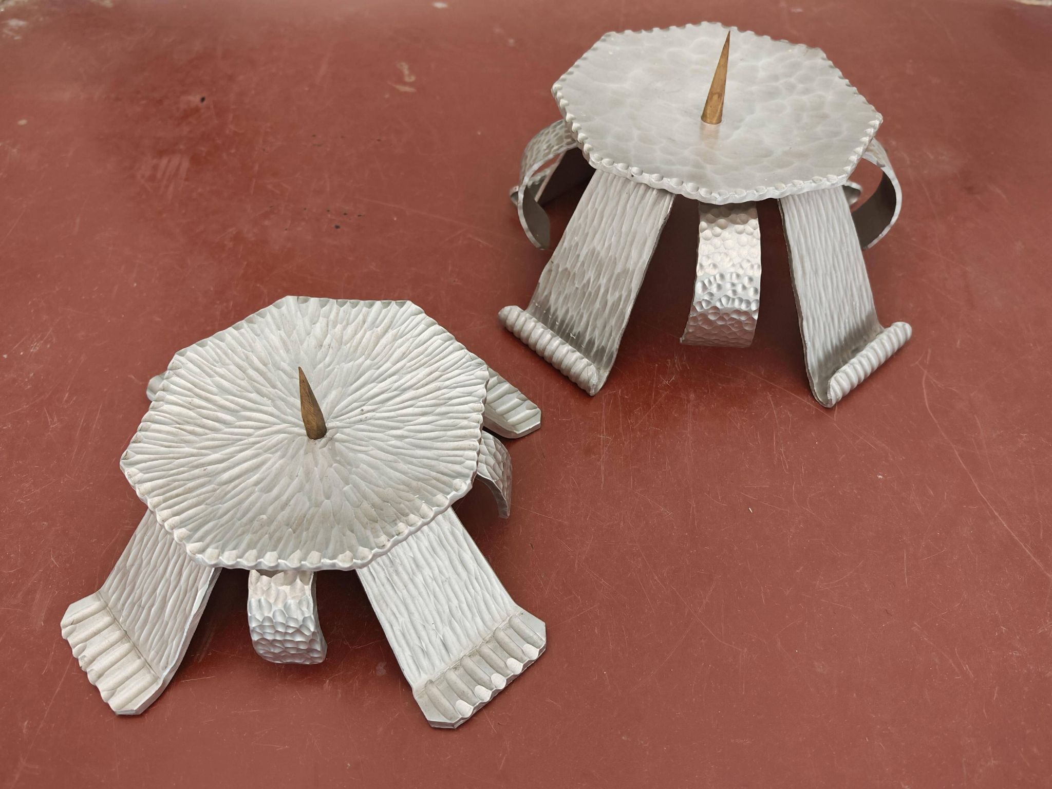 Paire de bougeoirs brutalistes en aluminium martelé, années 1970