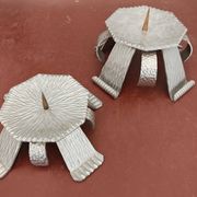 Paire de bougeoirs brutalistes en aluminium martelé, années 1970