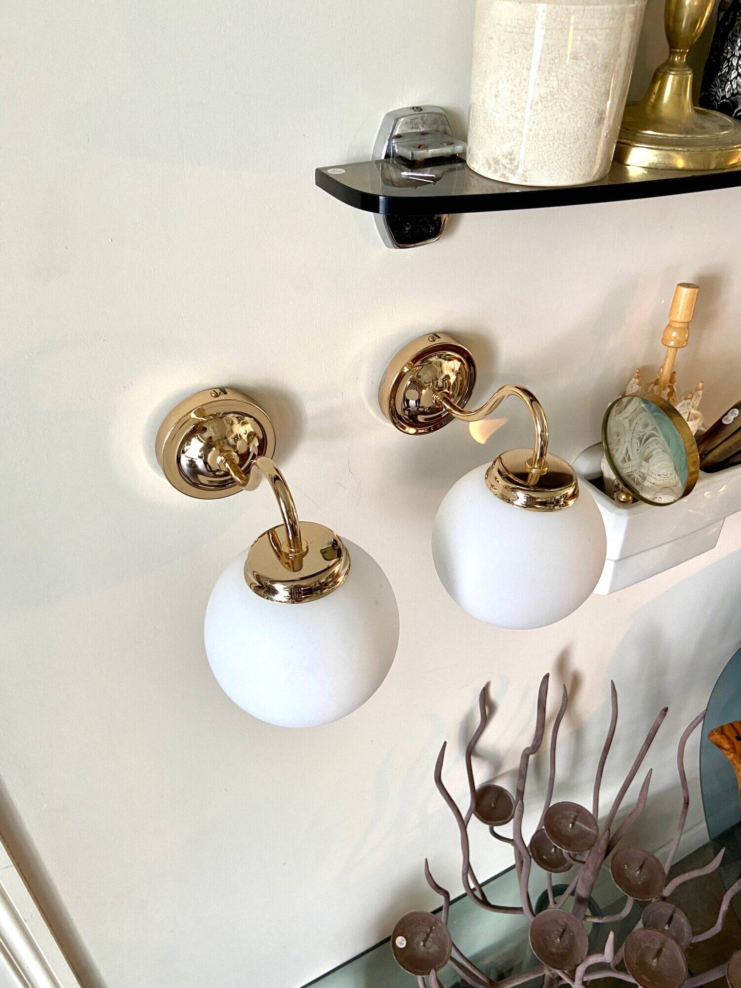 2 wall lamps in gilded metal and white opaline
