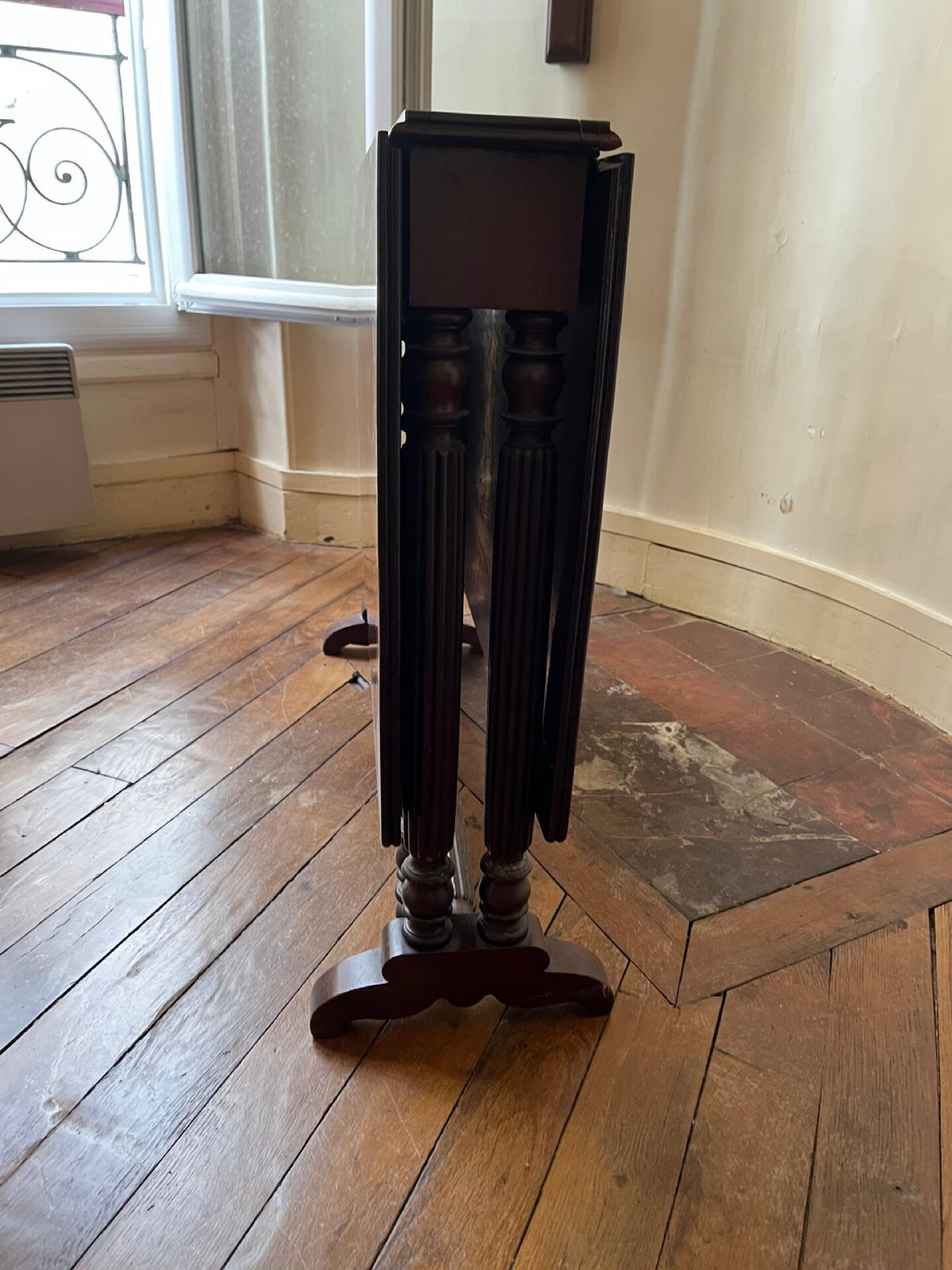 Drop-leaf table in solid mahogany — Restoration style, double column c