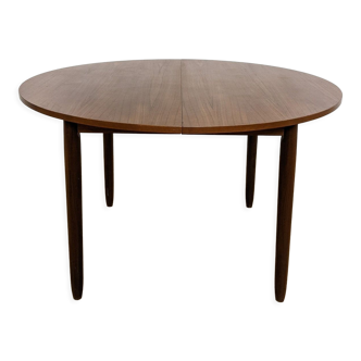 Scandinavian round table