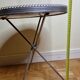 Guéridon vintage tripode en métal et verre, piètement en laiton, années 50-60