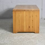 Charlotte Perriand (séléction de ) pour Les Arcs, rare table basse en pin, France,  circa 1960
