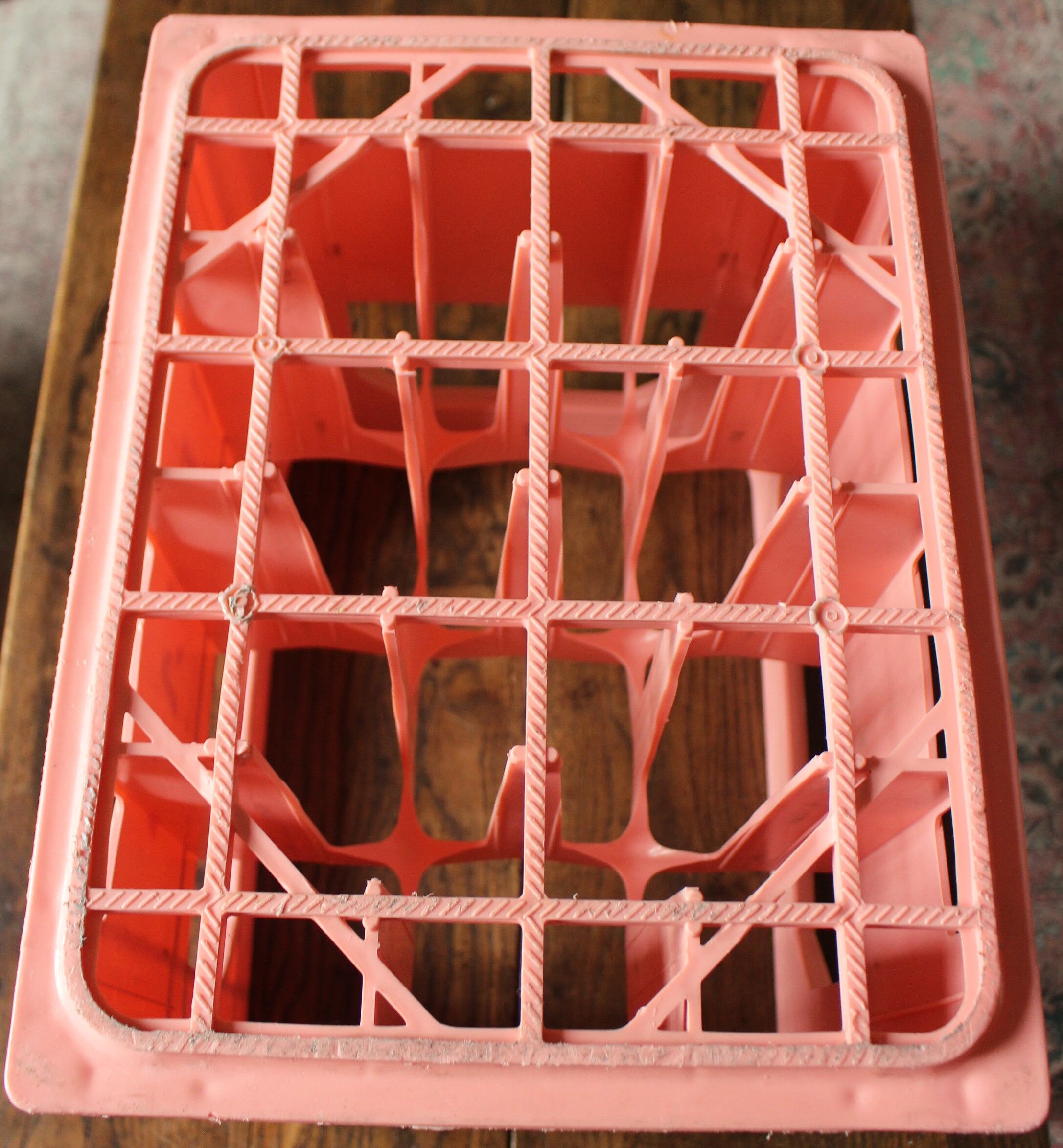 Locker 12 bottles Evian pink plastic