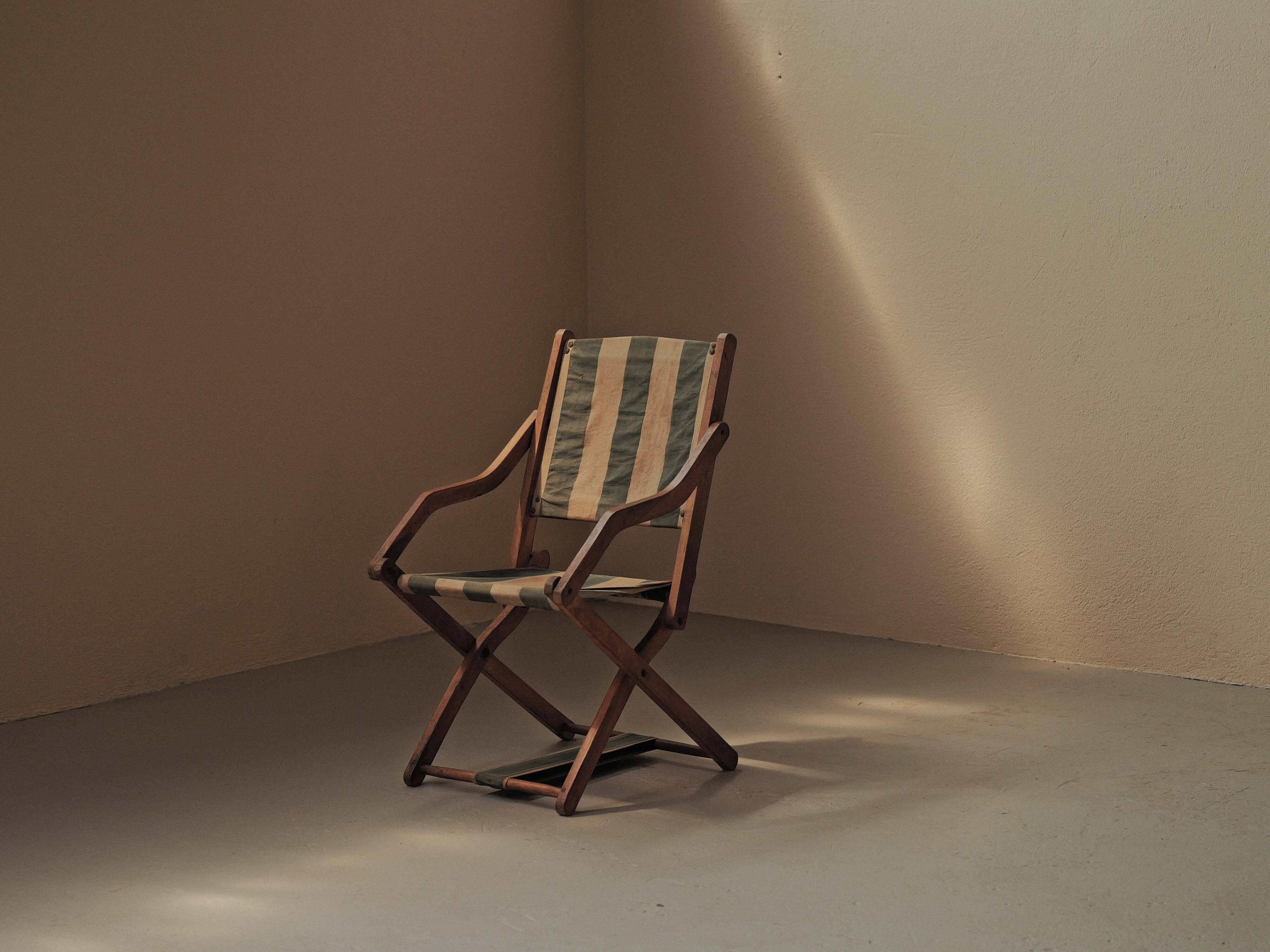 Foldable chair in solid wood and striped fabric, circa 1900.