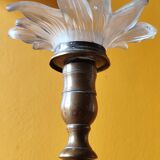 Paire de bougeoirs en laiton et bobèches en forme de fleur en verre opaque