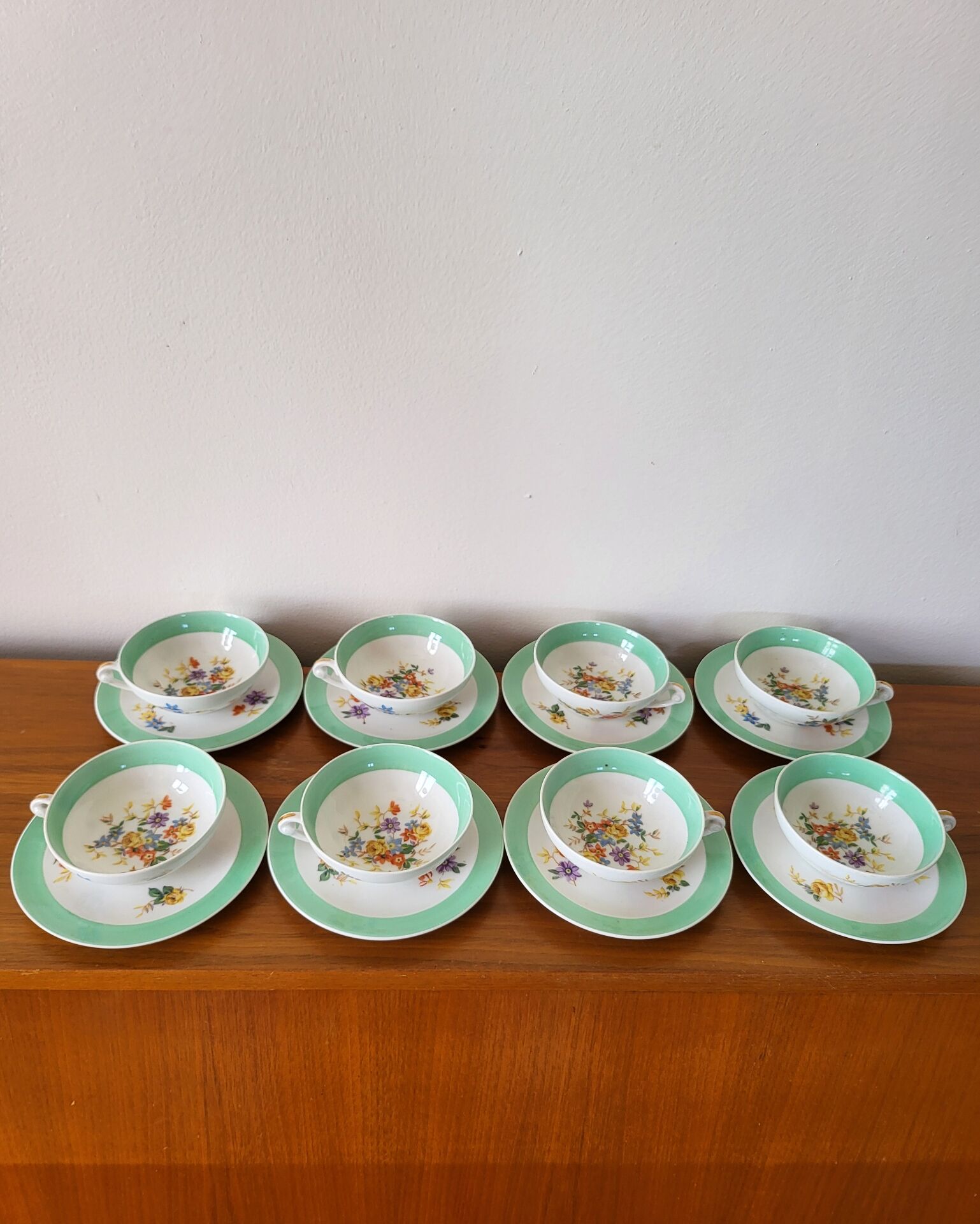 Ensemble de 8 tasses à thé ou café en porcelaine de Limoges