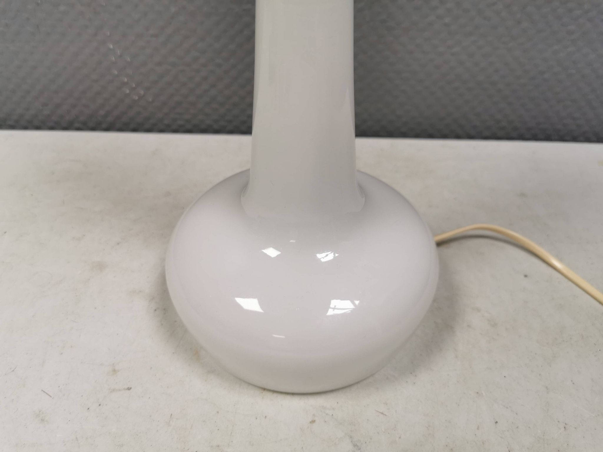 Lampe de table Le Klint, verre opalin blanc laiteux, dessus en laiton, modèle 311