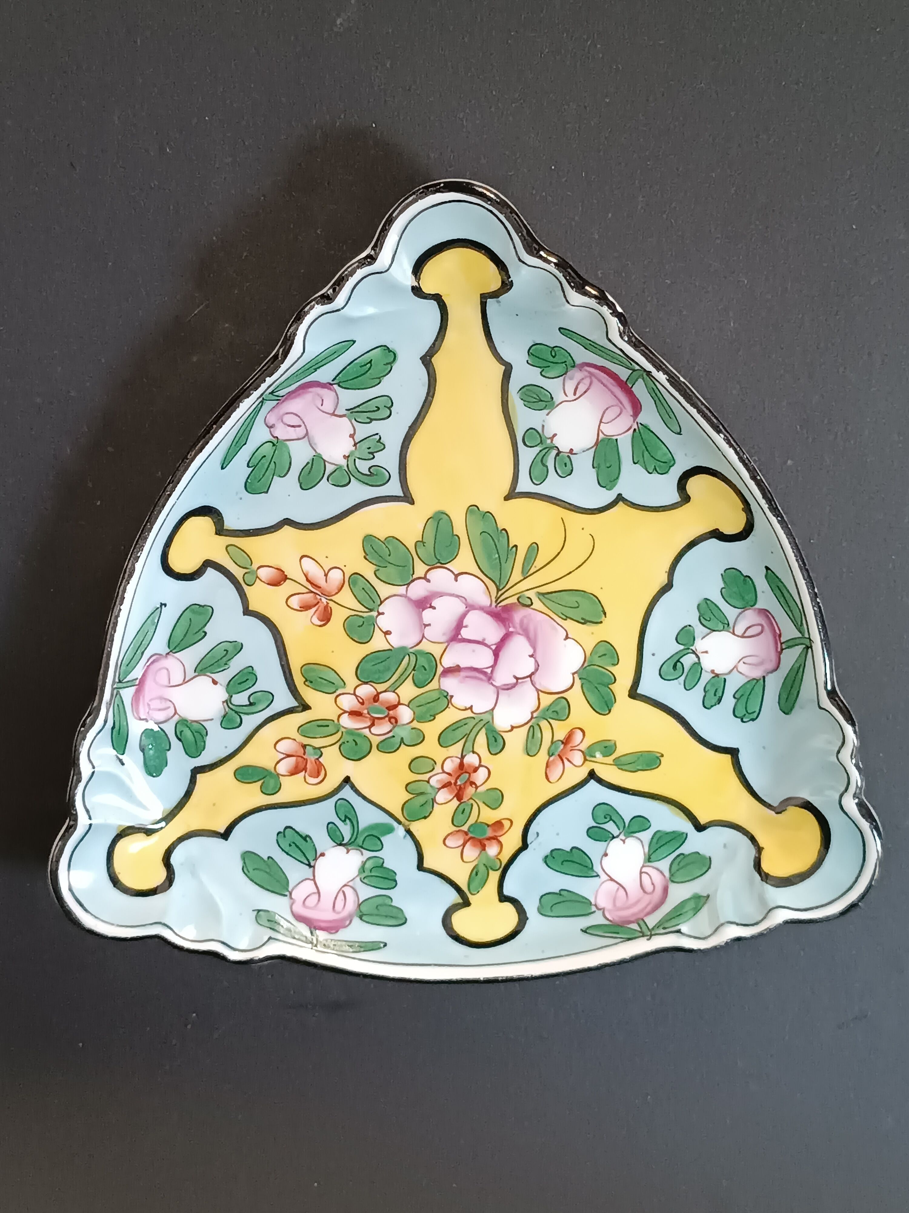 Ceramic catchall with floral Art Deco Aladdin design