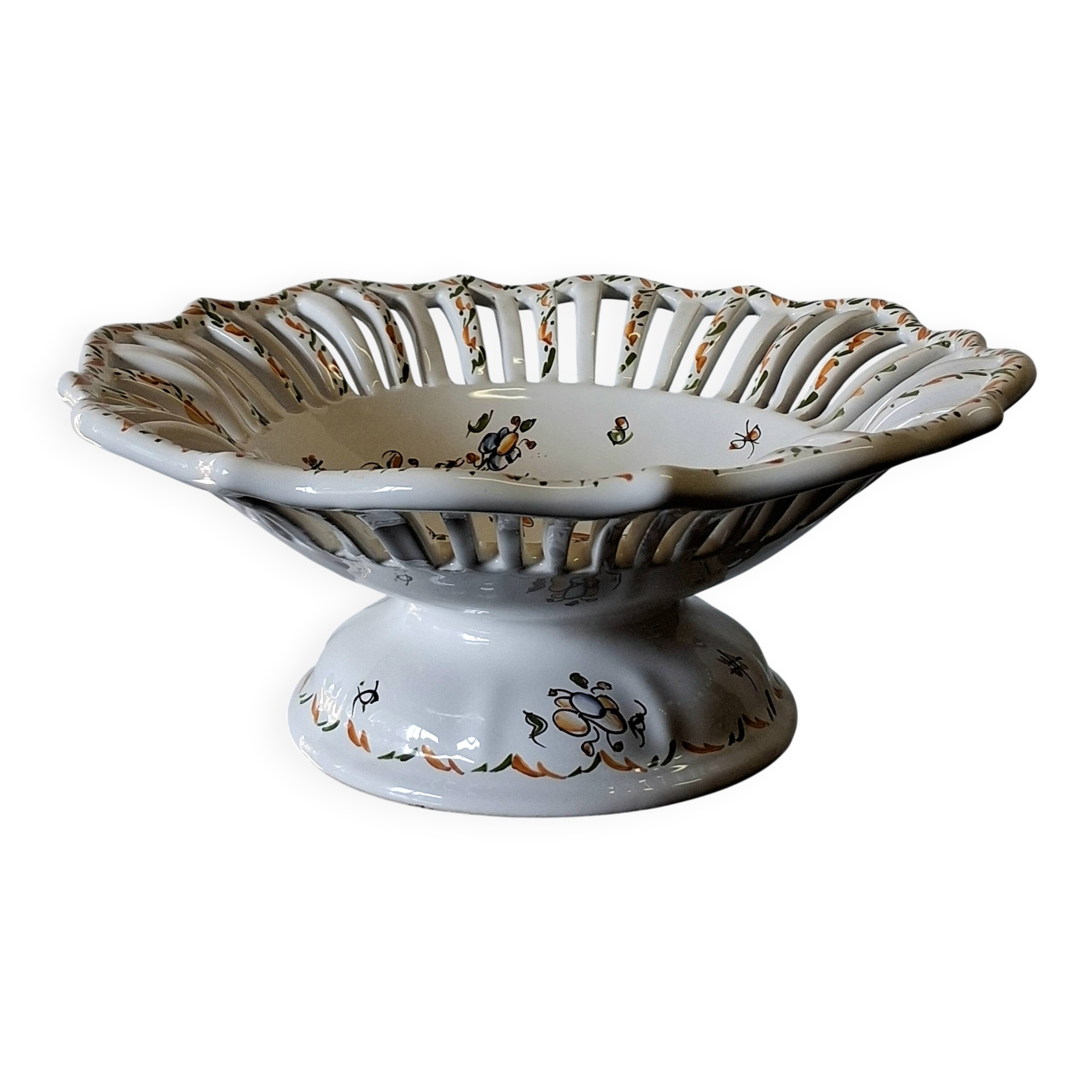 Very nice fruit bowl "Vieux Moustiers" in very good condition.