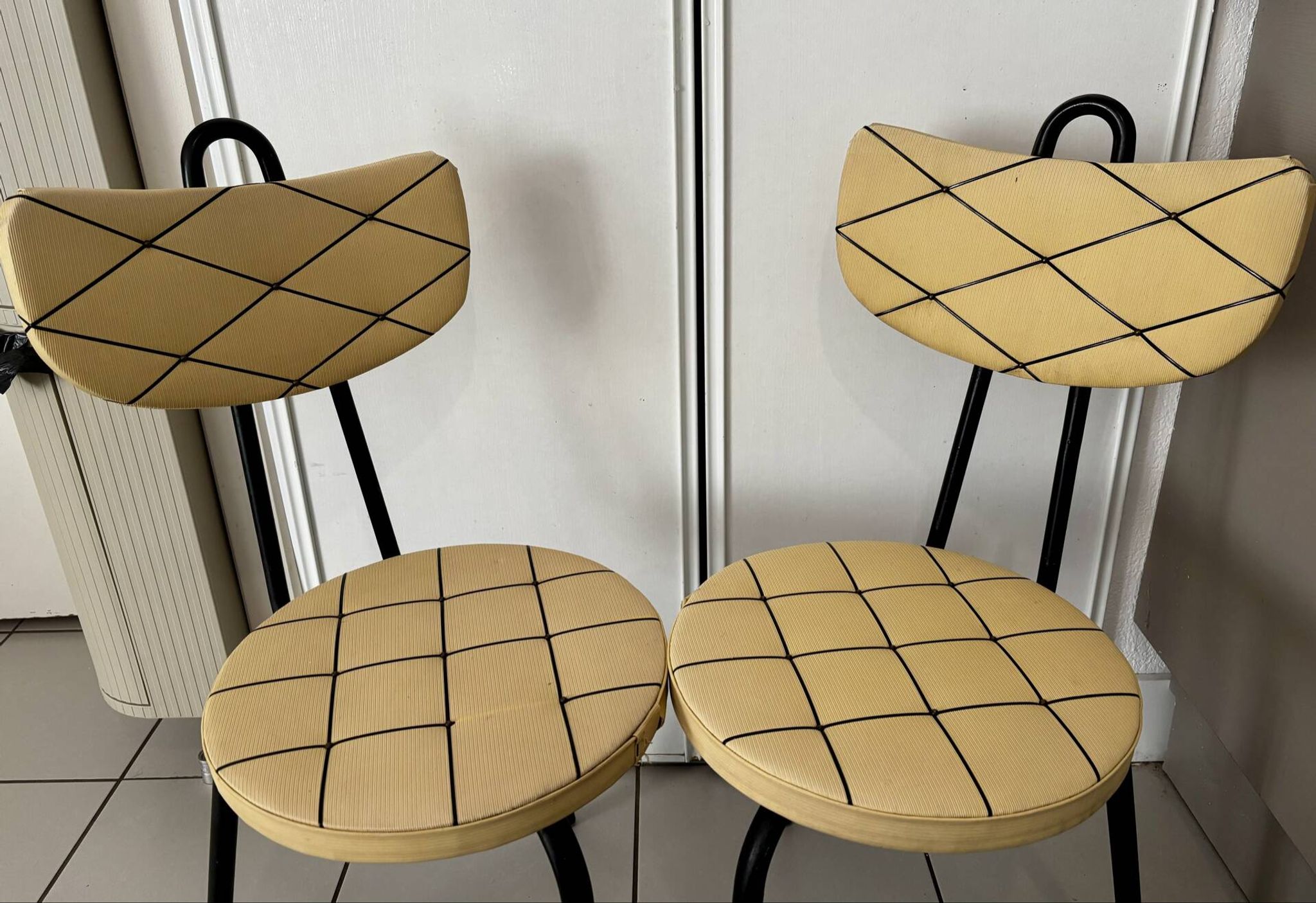 Paire de chaises vintage rétro jaune moutarde et métal noir