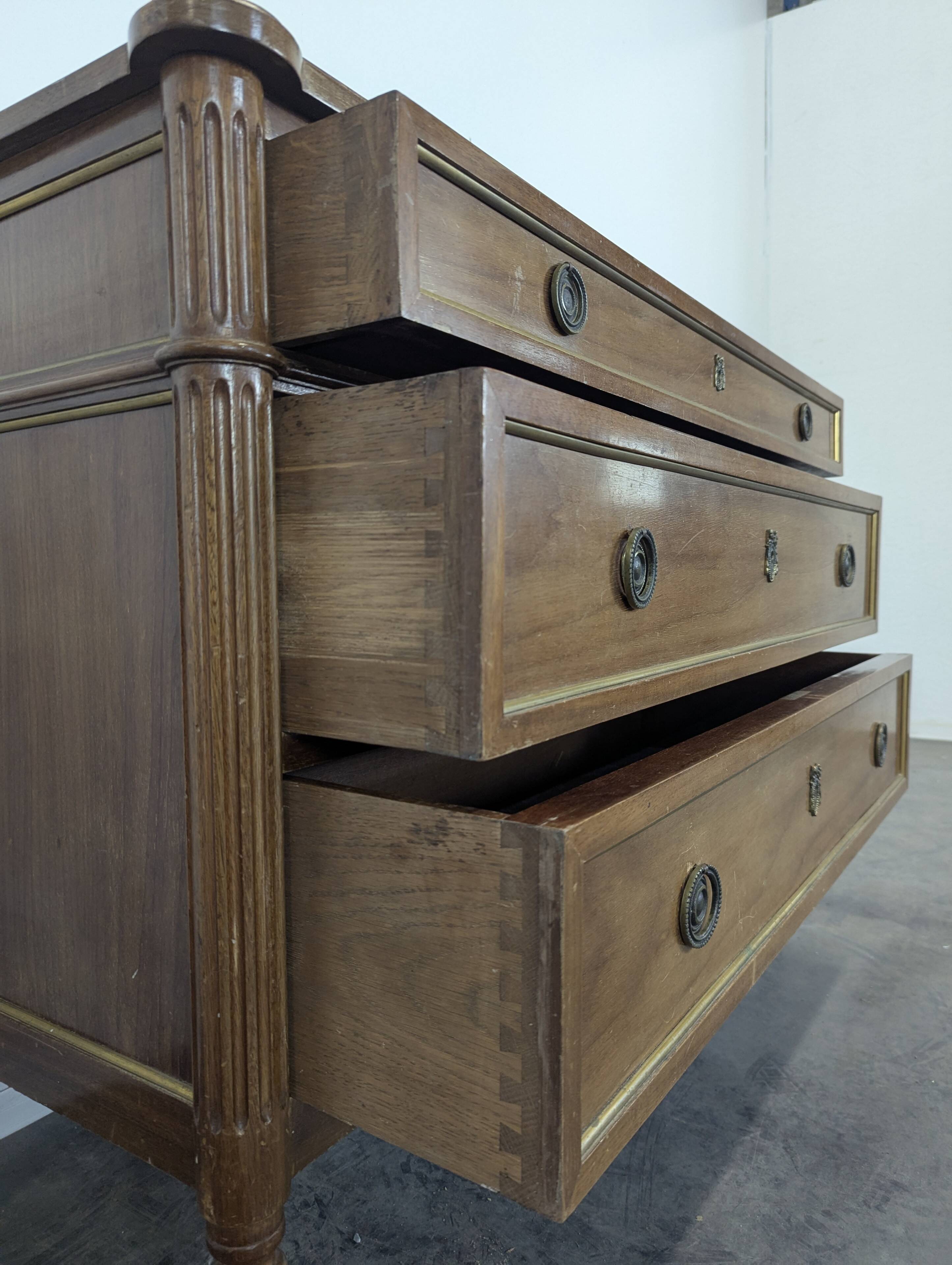 Commode de style Louis XVI en acajou