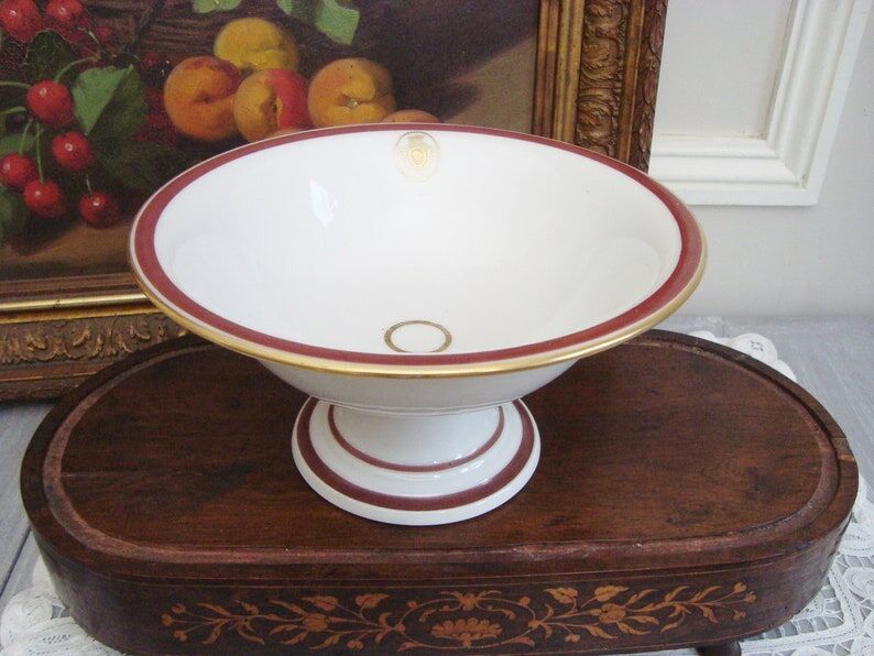 Porcelain standing fruit cup