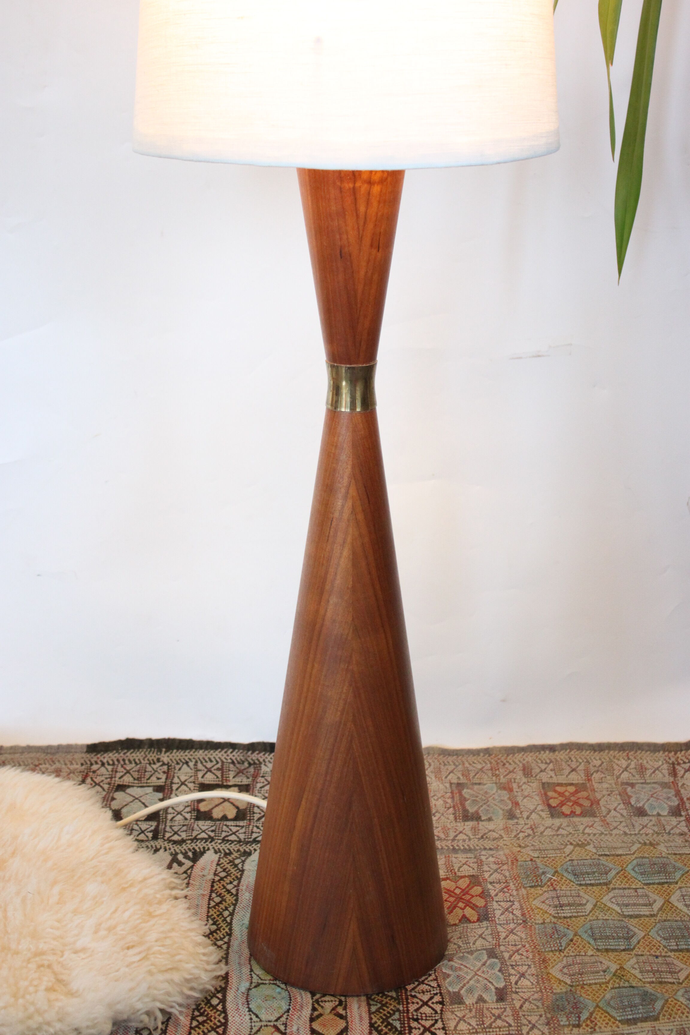 Lampadaire scandinave diabolo teck 1950
