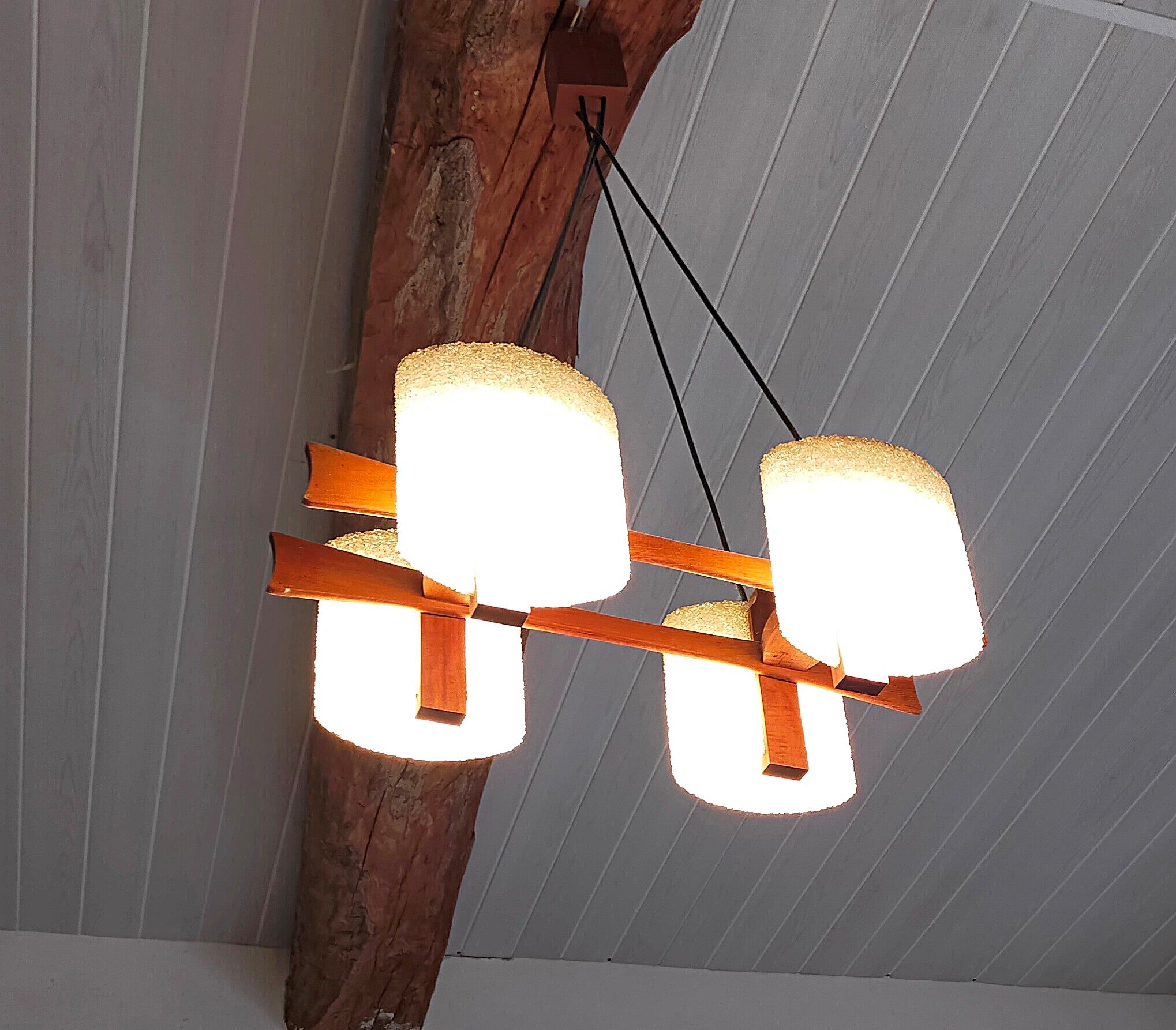 Lustre vintage scandinave en teck et perspex