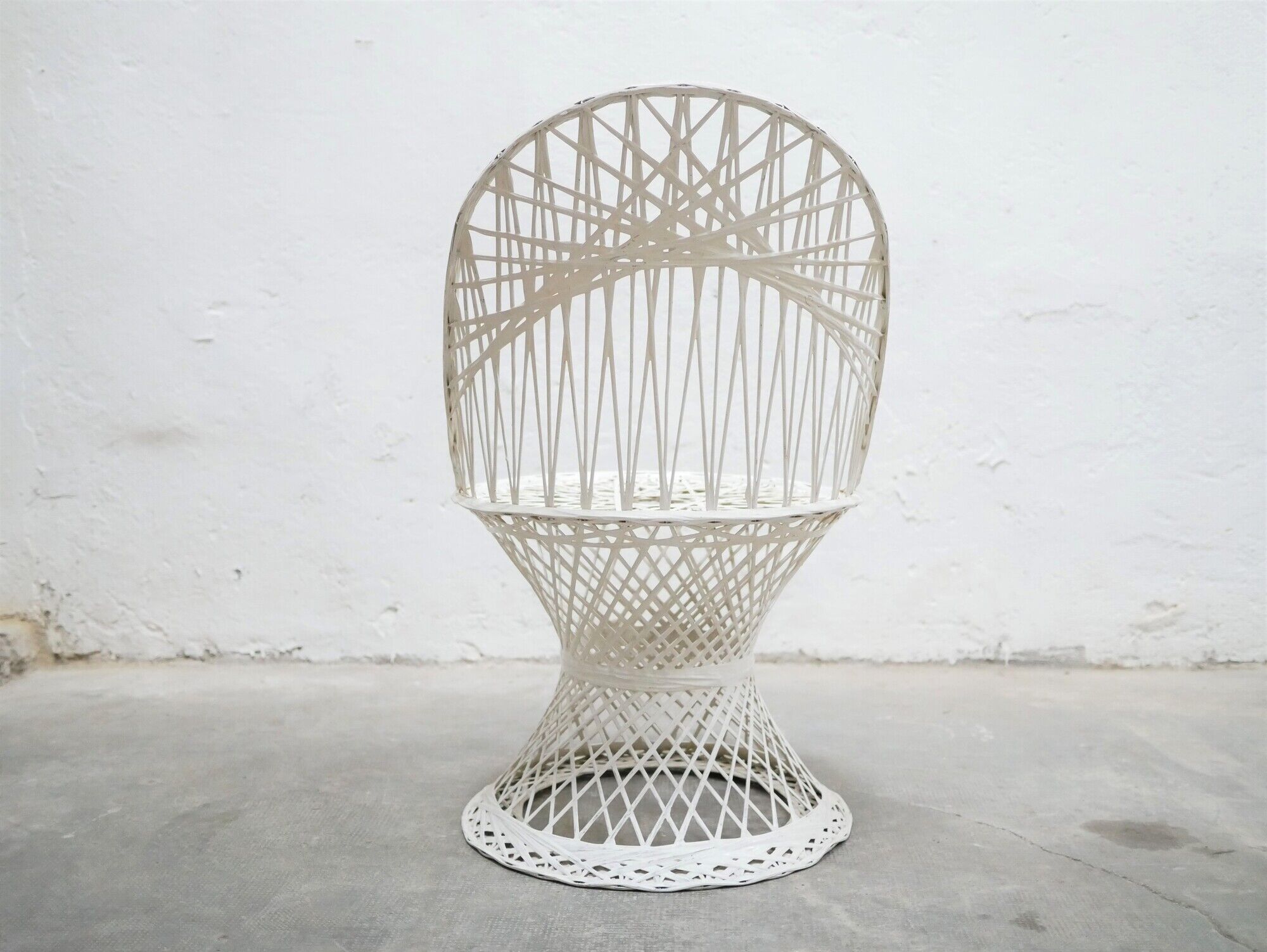Garden table and 5 vintage fiberglass chairs by Russell Woodard
