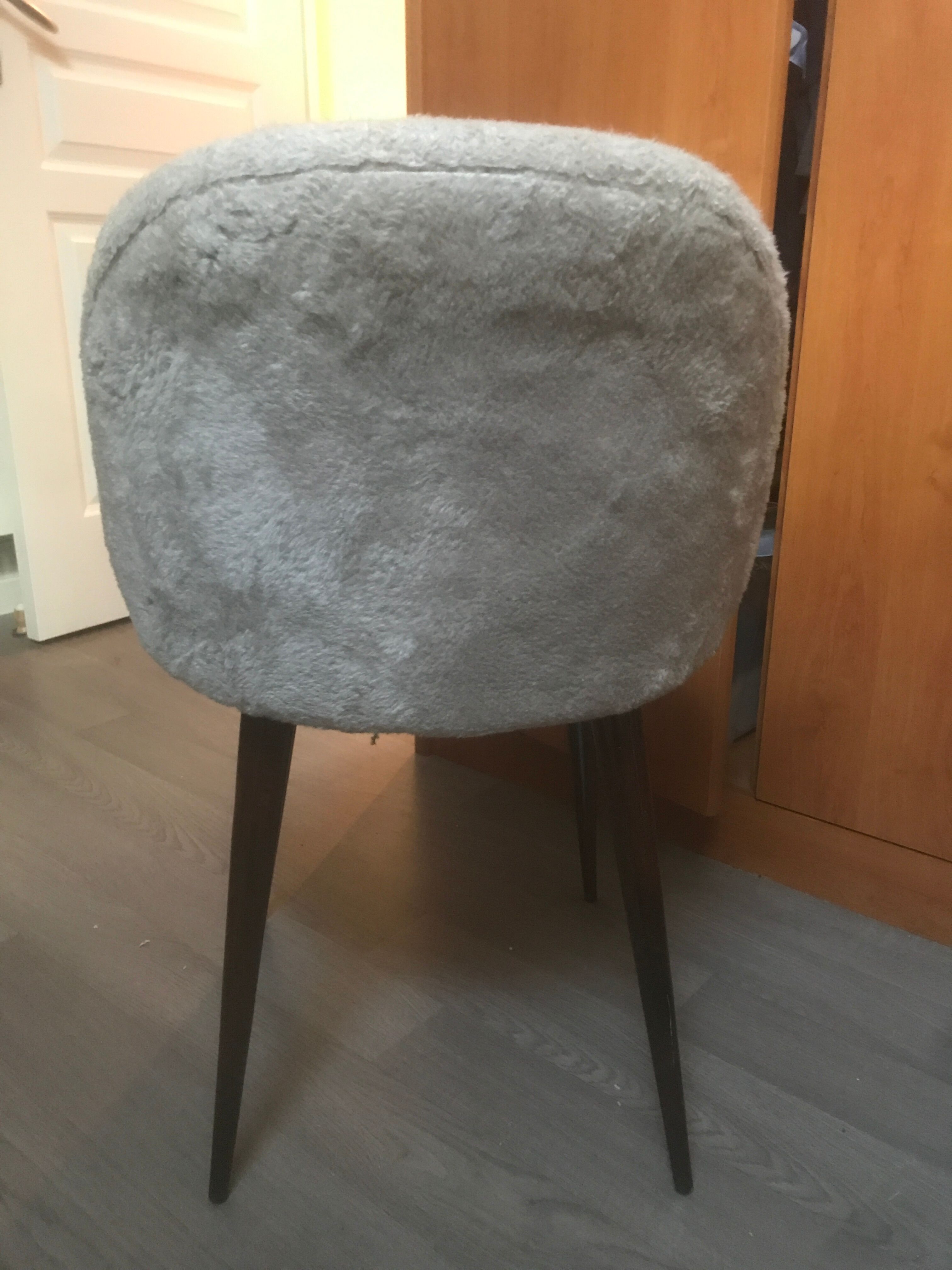 Fauteuil chaise fourrure à pieds compas