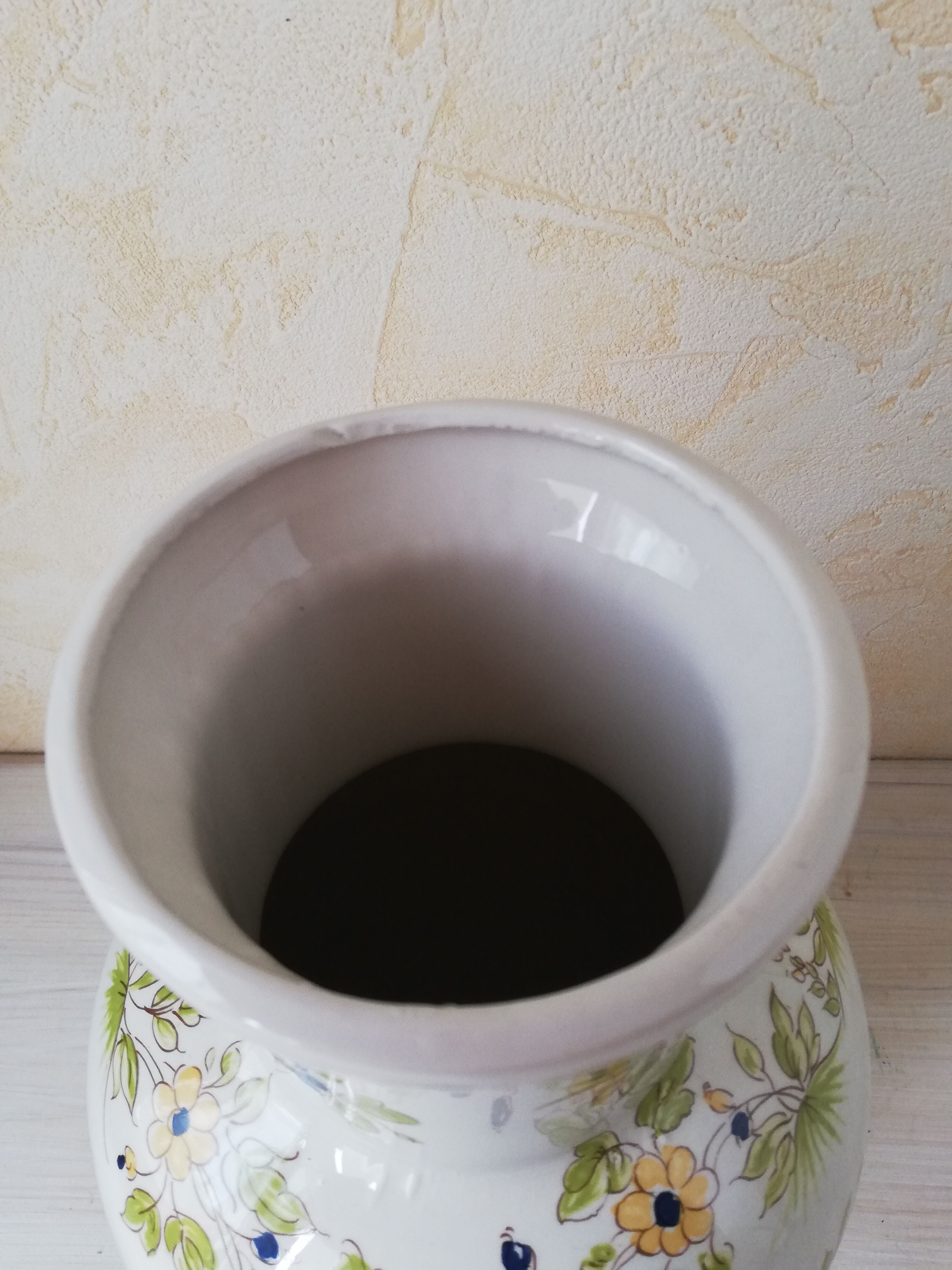 Vase old Moustier eighteenth century